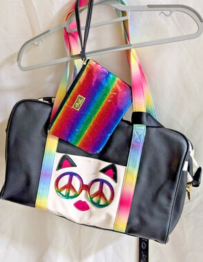 Betsey Johnson Weekend Duffel Wristlet SET Faux Leather Cat Peace Rainbow Hombre
